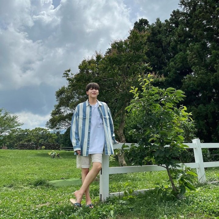archive_kwan's tweet image. him with the nature looks so mesmerizing 💗