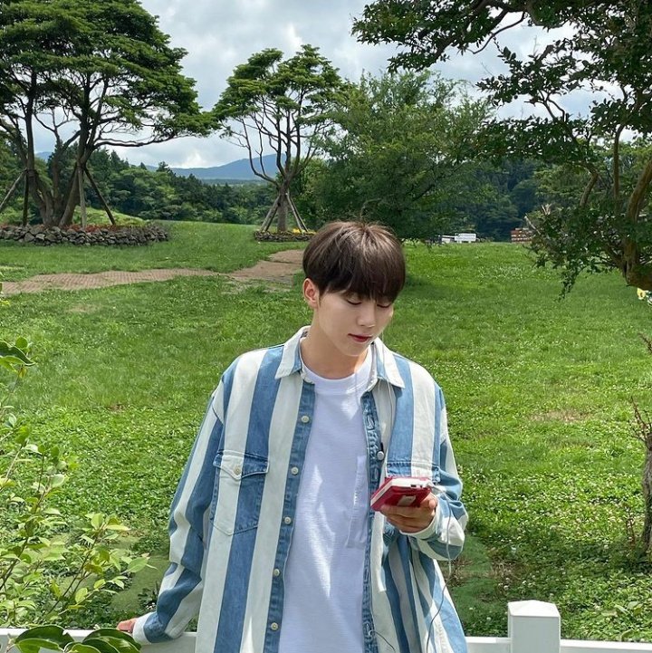 archive_kwan's tweet image. him with the nature looks so mesmerizing 💗