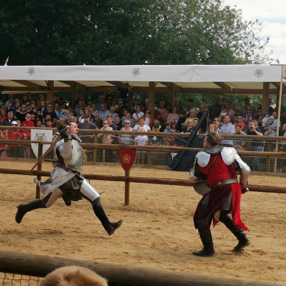 In full charge mode <a href="/WarwickCastle/">Warwick Castle</a> with <a href="/joustexperience/">joustexperience</a> #WarOfTheRosesLive.  If you are at #Warwick this #August come and see the action👍😀⚔️🛡 #Castle #theatre #Actorslife #Knights #History #joustdoit