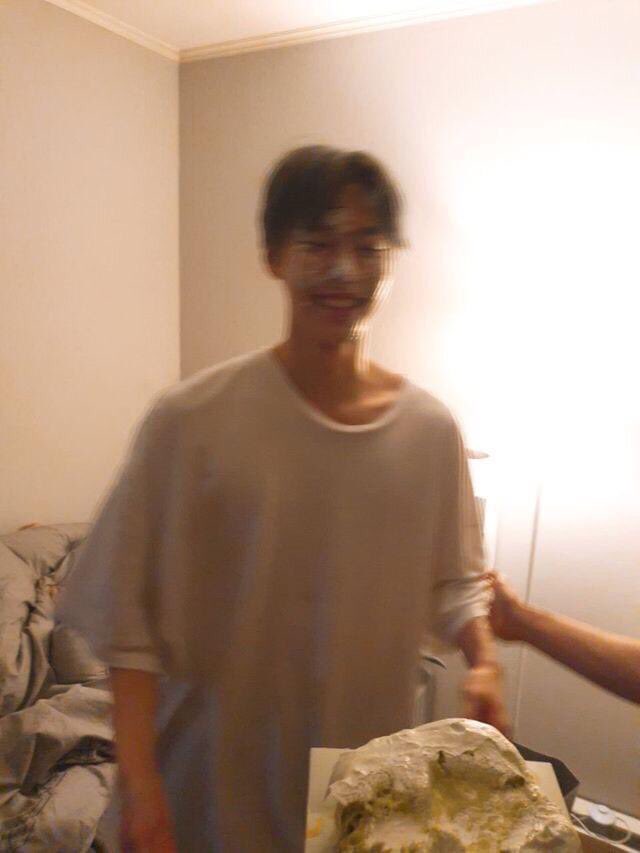 itzneoct's tweet image. é aniversário do mark e eu to aqui lembrando que no ano passado o doyoung comprou um bolo pra ele e os meninos comemorando decidiram fazer pedra papel tesoura pra alguém levar bolada na cara e o doyoung perdeu duas vezes e mais uma terceira que era valendo um peteleco na testa-