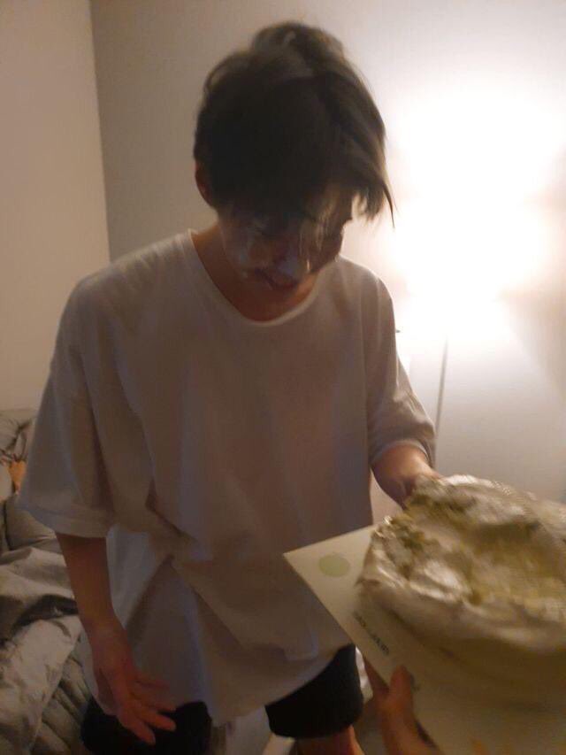 itzneoct's tweet image. é aniversário do mark e eu to aqui lembrando que no ano passado o doyoung comprou um bolo pra ele e os meninos comemorando decidiram fazer pedra papel tesoura pra alguém levar bolada na cara e o doyoung perdeu duas vezes e mais uma terceira que era valendo um peteleco na testa-