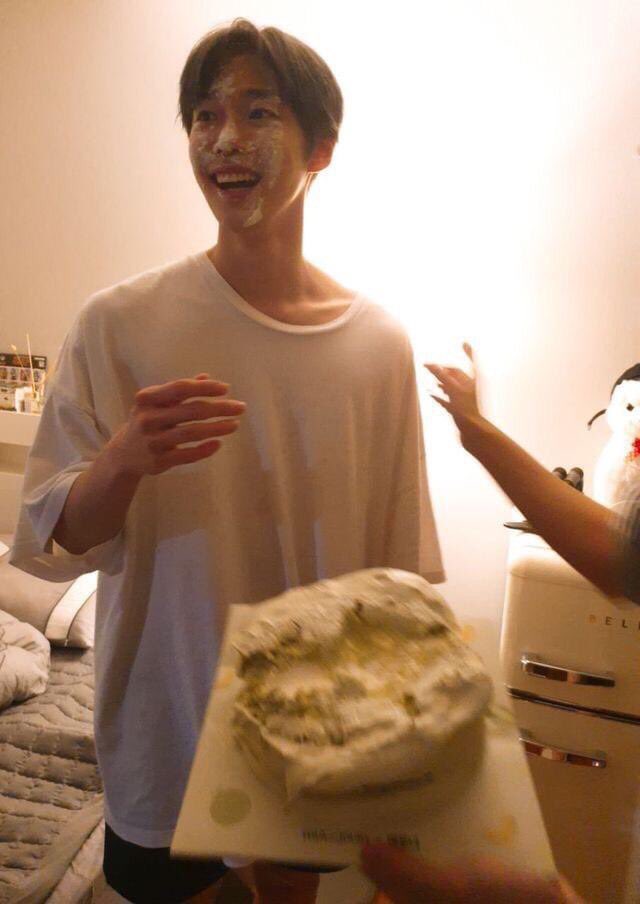 itzneoct's tweet image. é aniversário do mark e eu to aqui lembrando que no ano passado o doyoung comprou um bolo pra ele e os meninos comemorando decidiram fazer pedra papel tesoura pra alguém levar bolada na cara e o doyoung perdeu duas vezes e mais uma terceira que era valendo um peteleco na testa-