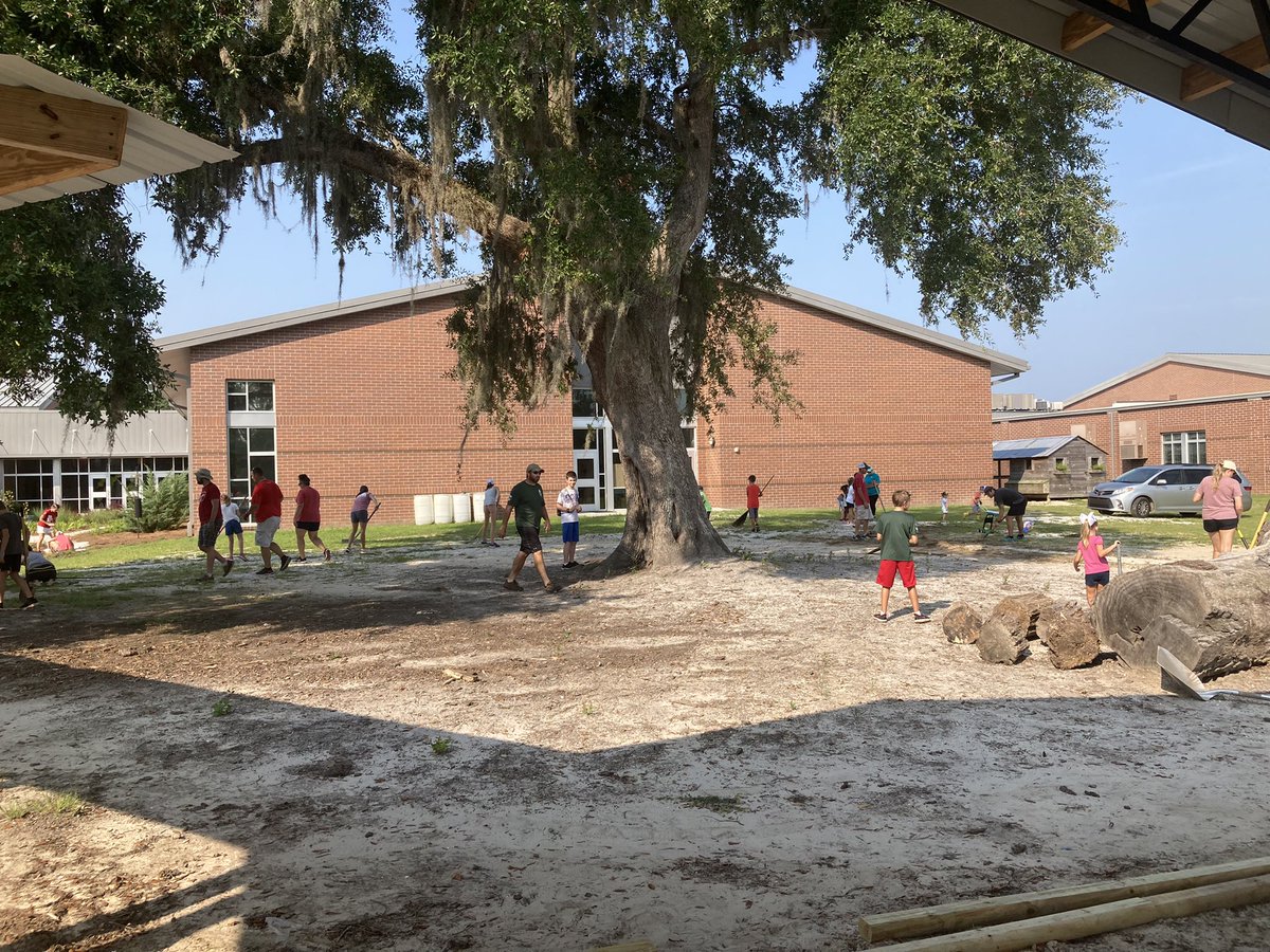 htucker27's tweet photo. We had the best group of volunteers working yesterday to help keep McAllister looking great! So thankful for their time and compassion. #MESrocks @McAllister_ES https://t.co/upfAyvY2vR