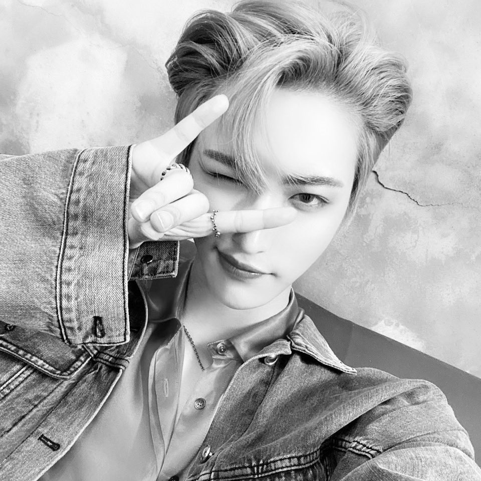 ijakeyunz's tweet photo. this photo sequence of seonghwa lives in my mind. https://t.co/XFuMe2W1zk