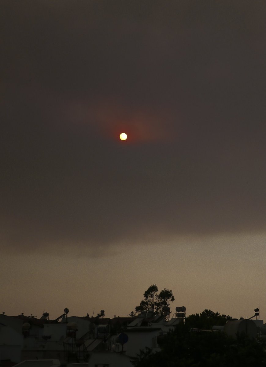 Bodrum Mazıköy, Milas, Hisarönü ve Marmaris Turunç’daki yangınların dumanı rüzgarla Datça’ya geldi… Gökyüzü siyaha boyandı, güneş kızıl oldu, şehre kurum yağıyor.