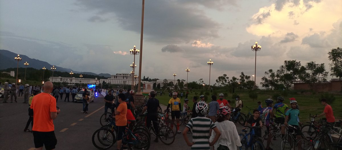 Today also attended the ceremony of Matyers of @ICT_Police..very well organized..kids of #cyclingsunday came to know about the sacrifices of police of Pakistan..salute to All Shaheeds..@DKinPK @navift @amnaappi @TahirNaeemMalik @rashid_akazai @MusawarTanoli2 @MusawarTanoli2