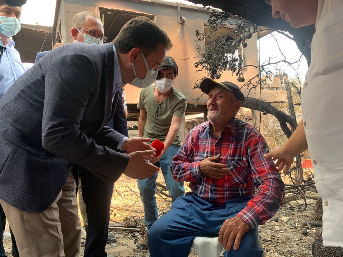 alibabacan's tweet photo. Yangından en çok etkinlenen yerlerden olan Kalemler köyündeyiz.

Gördüklerimiz içimizi yakıyor. Vatandaşlarımızı dinliyoruz; zarar ağır ama destek çok çok zayıf.

Çözüm için halkımızı sadece iktidara mahkum bırakmayacağız; hep beraber bu zorlukları aşmak için çalışacağız https://t.co/Dtzkezmspq