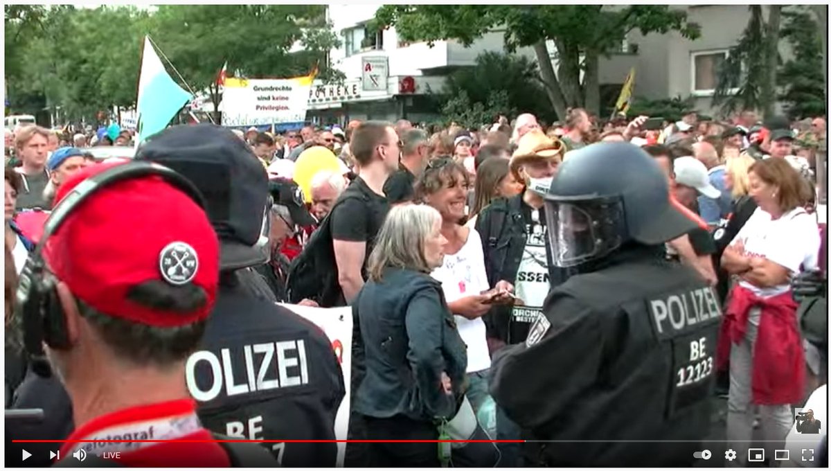 BRechercheteam's tweet photo. Oli hat einen Button am Cap von Forke &amp; Schaufel. Das inzwischen wieder eingestellte Projekt von #MarioBuchner. #Berlin #b0108 #Querdenken https://t.co/vXJltHCAby