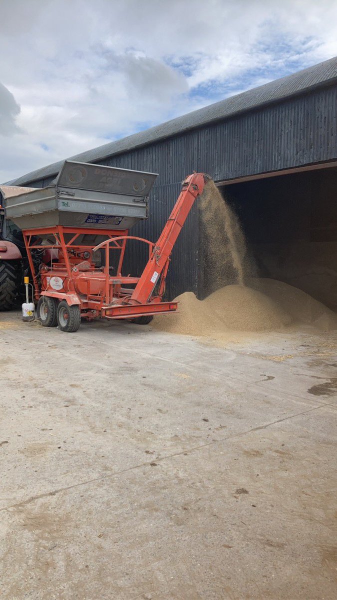 Gavind595's tweet image. Rolling into the bank holiday 😎😎 #crimp #roll #wakleyengineering #barley #grainphro