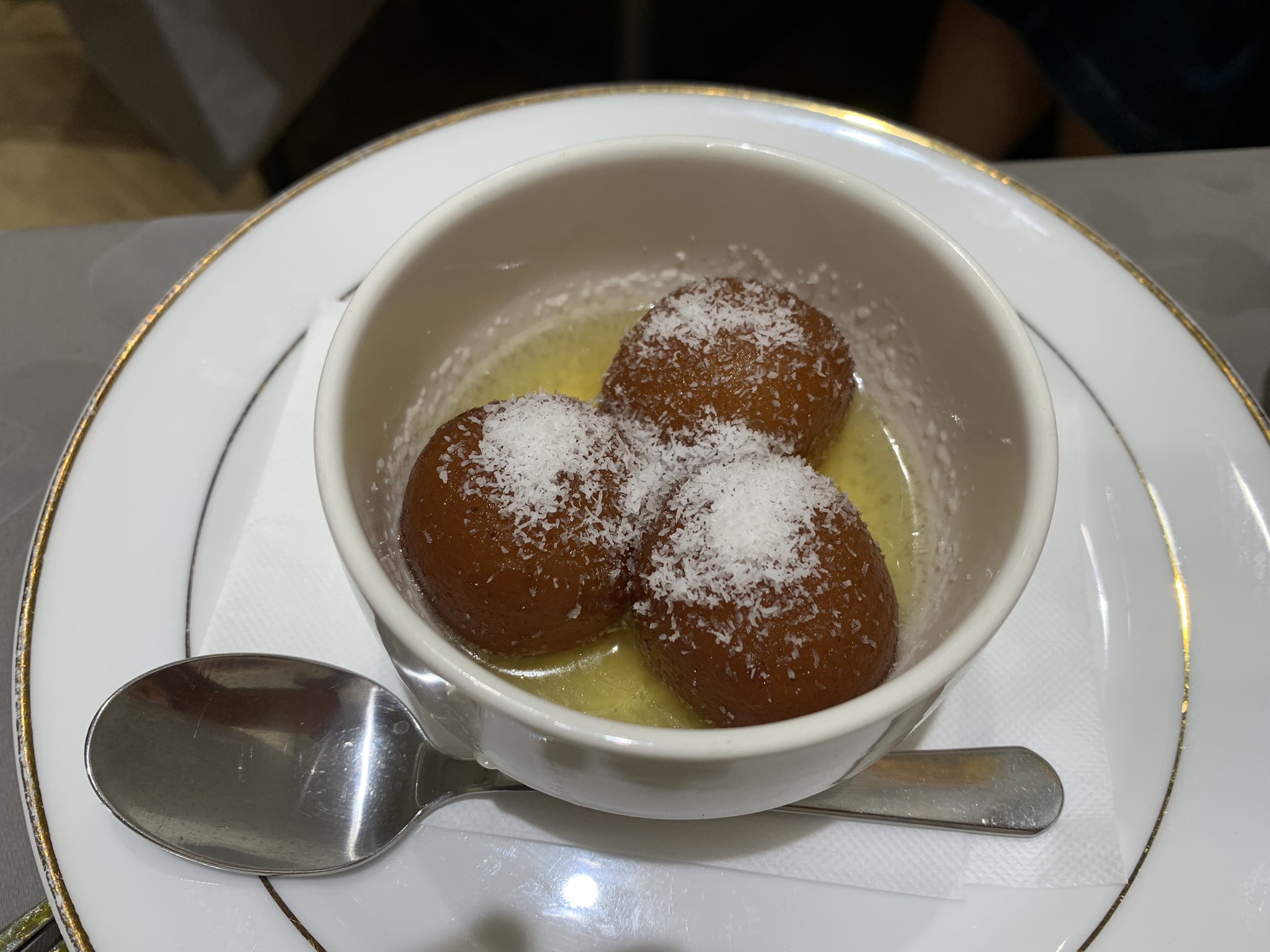 ひなたろう インドカレーのお店で グラブジャムン なるものを食べた 世界一甘いお菓子という謳い文句で 解説が ドーナツのシロップ漬け とあったので もしやと思ったらやっぱりルーツは地中海 ペルシャ地方らしいので これに間違いなさそう