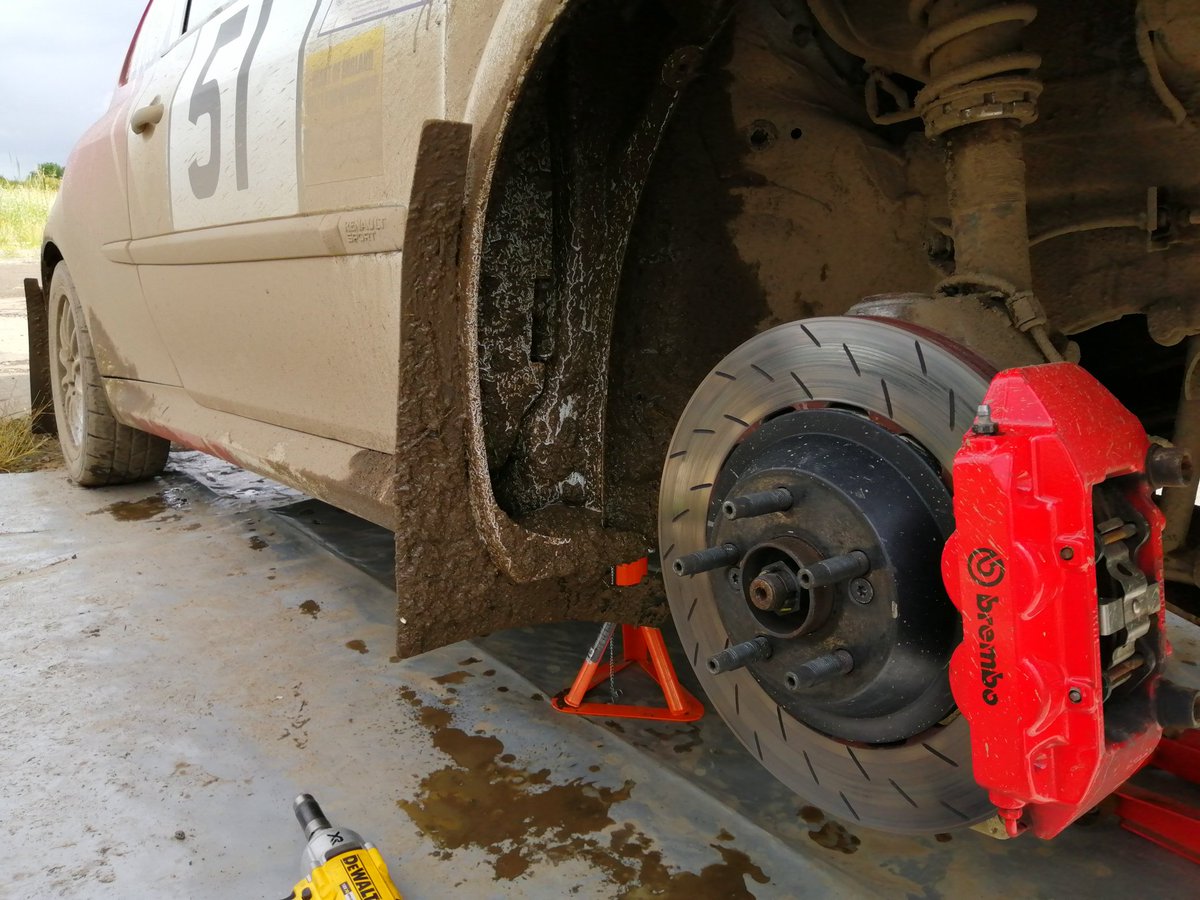 teamlunicorn's tweet photo. #Brembo anchors doing a fine job of scrubbing off speed after the straights at #fulbeck 🦄🏎️.  And our trusty sponges will be doing scrubbing of a different sort in the coming days 🧼 #cliorally #renaultsport #rally #cleaning https://t.co/a1CK6CRzUe