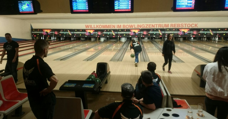 April 2016 - Clantreffen und Studiobesuch bei <a href="/RobertSpaceInd/">RobertSpaceInd</a> in Frankfurt! Ein legendäres Clantreffen mit Karaoke, Bowling und viel Spaß mit Flexxe und Klebeband! Was war es schön! #ThrowbackThursday #TBT #starcitizen #phii