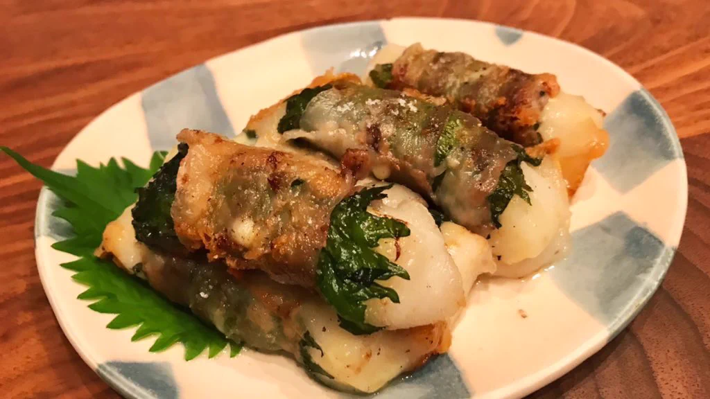 相性抜群！切り餅にチーズ・大葉・豚肉を巻き弱火で蒸し焼きが美味しい！