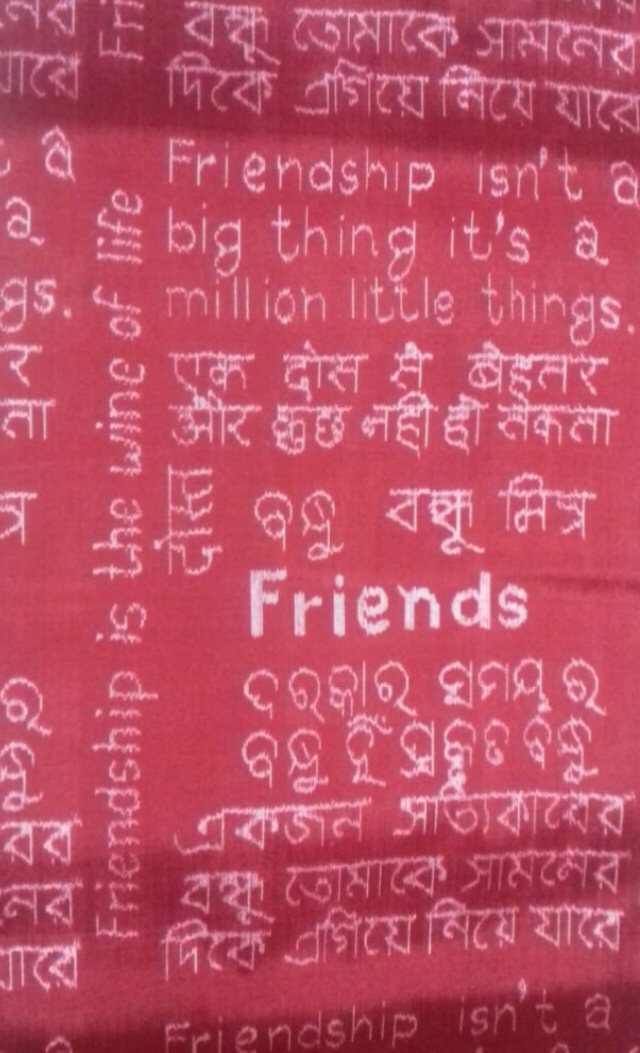 OditaTrust's tweet image. On #SambalpuriDin, a #SambalpuriBandha #FriendshipDay Saree-

Msg in 4 languages- 
Odia, English, Hindi &amp;amp; Bengali. 

#FriendshipDay2021 
Weaver- Biswanath Meher 
Designer- Prafulla Meher 
Creators of #MaaSaree

“Friendship isn’t a big thing; it’s a million little things.”
#Odisha