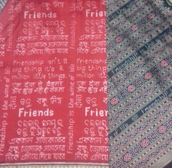 OditaTrust's tweet image. On #SambalpuriDin, a #SambalpuriBandha #FriendshipDay Saree-

Msg in 4 languages- 
Odia, English, Hindi &amp;amp; Bengali. 

#FriendshipDay2021 
Weaver- Biswanath Meher 
Designer- Prafulla Meher 
Creators of #MaaSaree

“Friendship isn’t a big thing; it’s a million little things.”
#Odisha