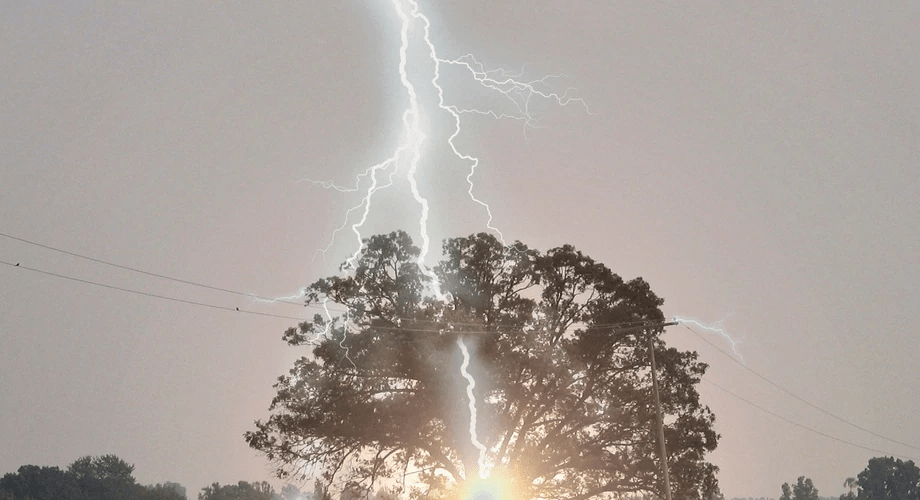 гроза. молния суховей. явления природы ветер. суперячейка гроза. зажгло грозою.