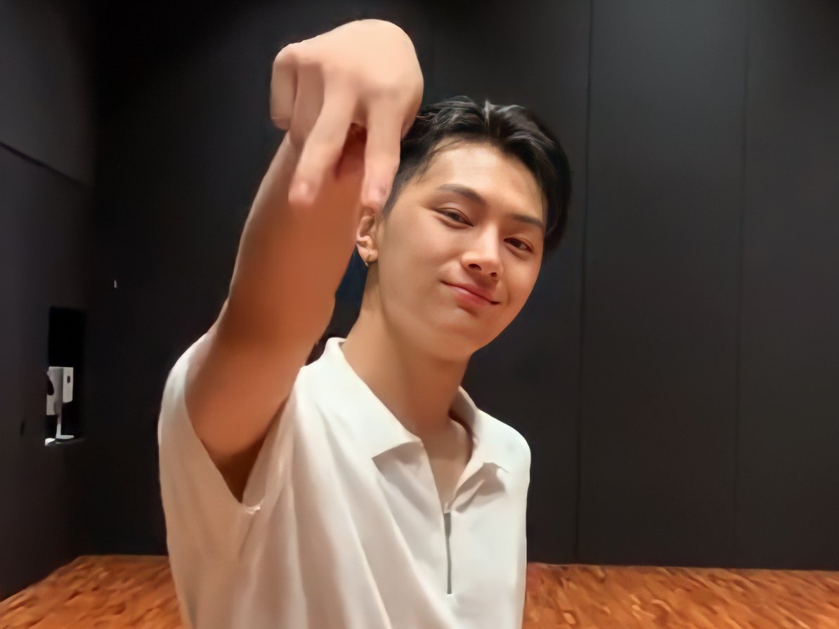 นี่นะคะ คนเสื้อขาว เยี่ยมเยี่ยมเยี่ยม