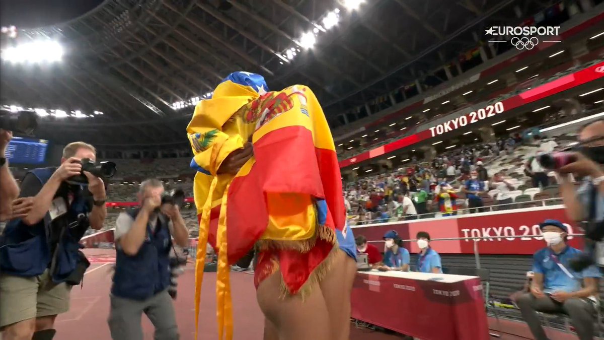 ‼️La venezolana 🇻🇪 Yulimar Rojas, compañera de entrenamiento de Ana Peleteiro 🇪🇸, marca récord mundial en salto de longitud y conquista el oro 🥇 para su país.

Peleteiro rompe a llorar por el éxito de su amiga y ambas se funden en un abrazo. #Olympics 

electomania.es