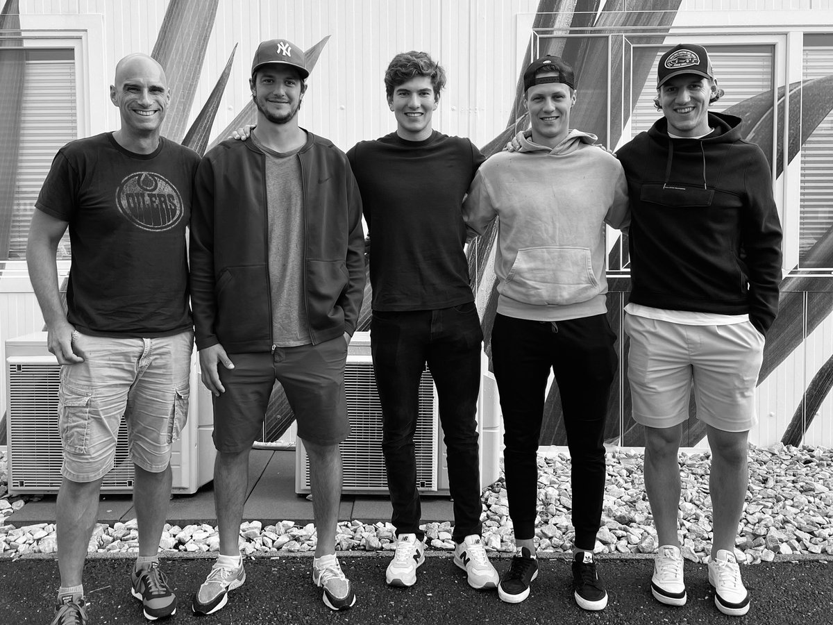 EishockeyspielerInnen UNION (@younionhockey) on Twitter photo Next Stop Villach: Our Chairman meeting 4 of our 160 members:
v.re.n.li <a href="/lindsch16/">Philipp Lindner</a>, <a href="/m_richter_18/">Marco Richter</a>, <a href="/FelixMaxa/">Felix Maxa</a>, #stefanbacher, <a href="/SaschaTomanek/">Sascha Tomanek</a> Next Stop Villach: Our Chairman meeting 4 of our 160 members:
v.re.n.li <a href="/lindsch16/">Philipp Lindner</a>, <a href="/m_richter_18/">Marco Richter</a>, <a href="/FelixMaxa/">Felix Maxa</a>, #stefanbacher, <a href="/SaschaTomanek/">Sascha Tomanek</a>