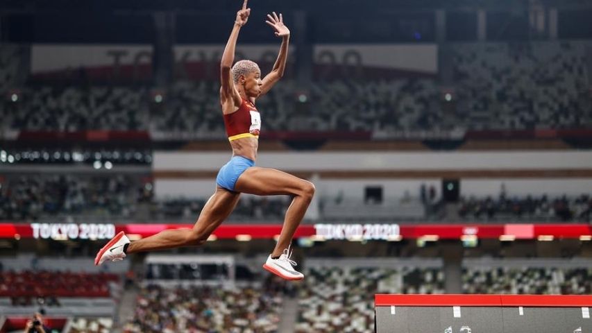 RConfidencial's tweet photo. #URGENTE La venezolana Yulimar Rojas gana la medalla de oro  Juegos Olímpicos #Tokyo2020 con récord mundial https://t.co/Q8hsxdGx4i https://t.co/NfooKDH7D8