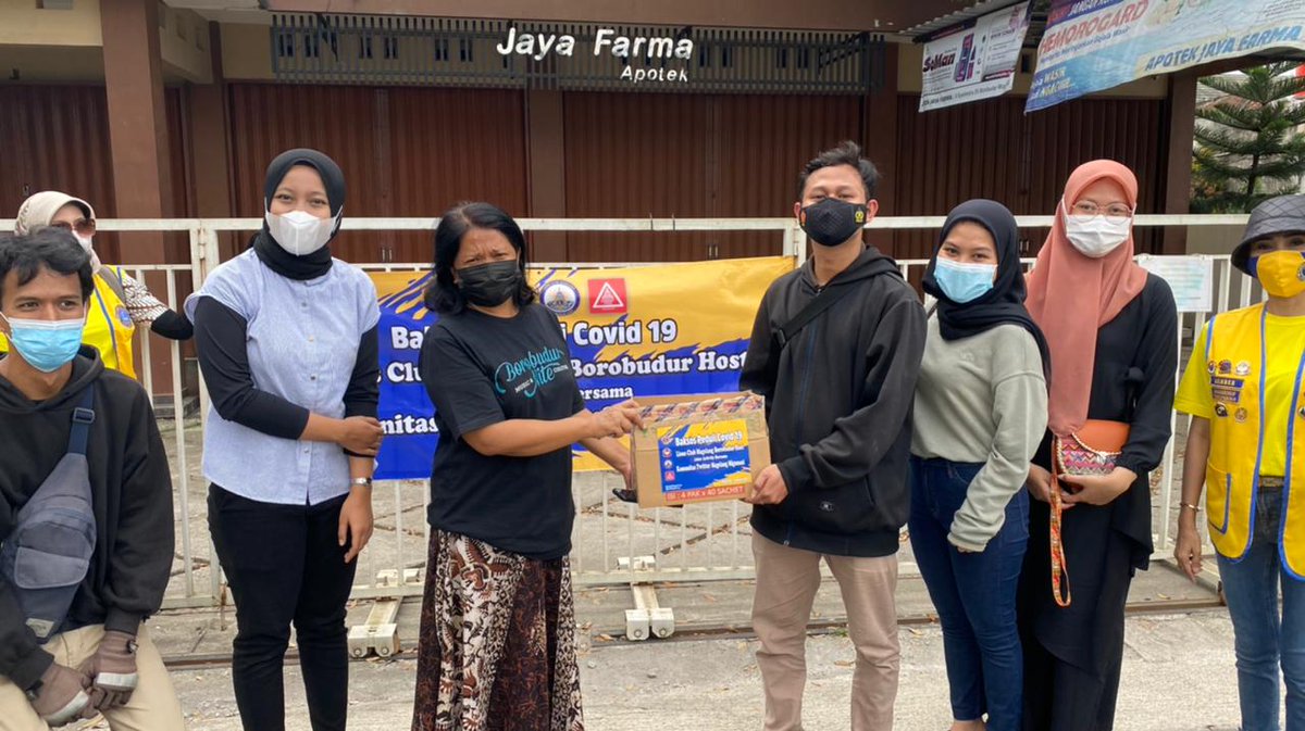 txtdrMagelang's tweet photo. trimakasih juga untuk @ATMagelang untuk waktu dan tenaganya.
jangan lelah jadi orang baik.

tak lupa kita haturkan beribu-ribu trimakasih untuk para donatur yg tlah membrikan rejekinya dan percaya pada kami untuk memberikan bantuan bagi warga yg terdampak. https://t.co/tno3Azv42W