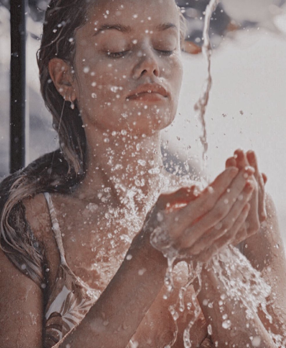 ᅠ

ᅠ

— — Tratamos de llenar vacíos con piezas que no encajan e intentamos hundir a demonios que saben nadar.

ᅠ

ᅠ