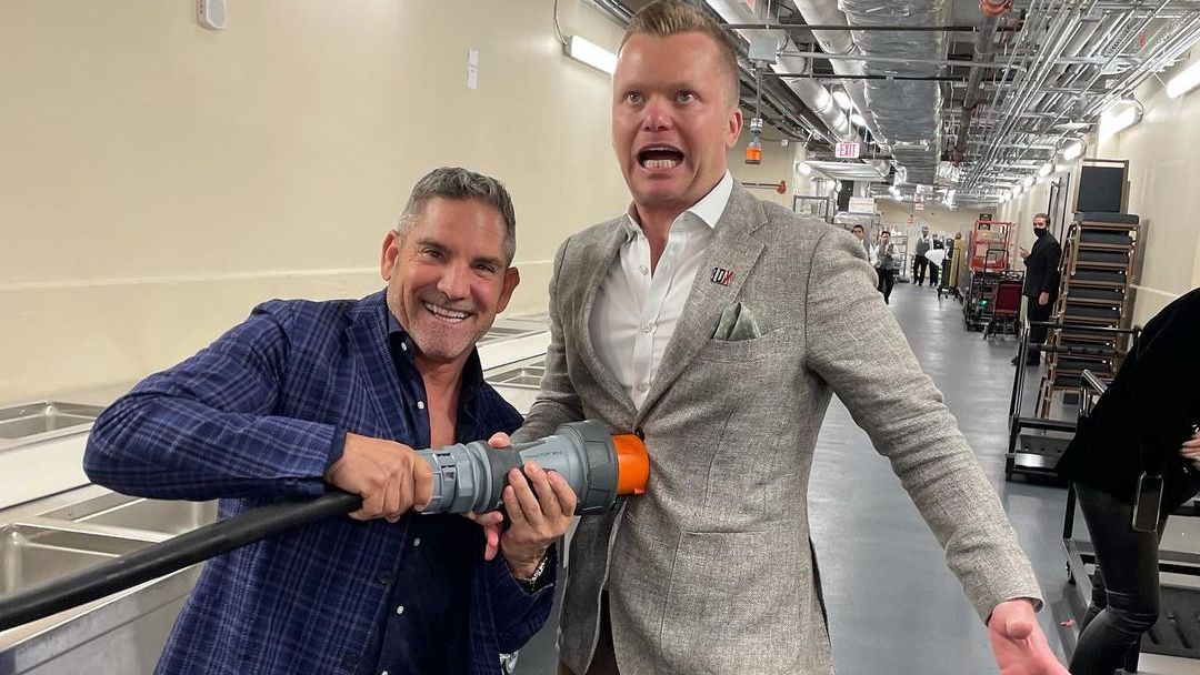 GrantCardone's tweet image. Get around people that charge you not people that drain you. 🔌 ⚡