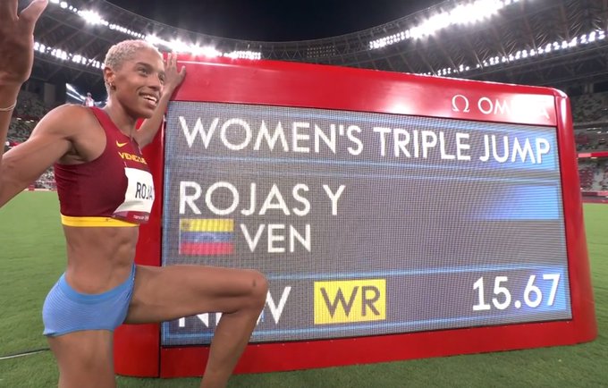 todocurso's tweet photo. Una imagen para la historia del deporte venezolano y mundial con nuestra @TeamRojas45  ¡Felicidades Campeona! 
¿A alguno se le pegó la cobija? 
-Yulimar gana Medalla de oro 
-Yulimar rompe récord olímpico 15,41m
-Yulimar rompe récord Mundial 15,67m 
¡Viva Venezuela! #tokyo2020 https://t.co/XcmeaOjEm9