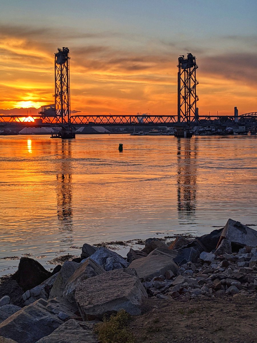 It's #NationalGirlfriendsDay and #SundaySunsets, so share a sunset pic and tag the girlfriends who bring sunshine into your life! 😊☀️

Don't forget to tag hosts <a href="/RoarLoudTravel/">RoarLoud</a> <a href="/GalsWander/">WhereGalsWander</a> <a href="/MadHattersNYC/">Mad Hatters NYC</a> so we can show your pics and videos love!
📸 Portsmouth, NH