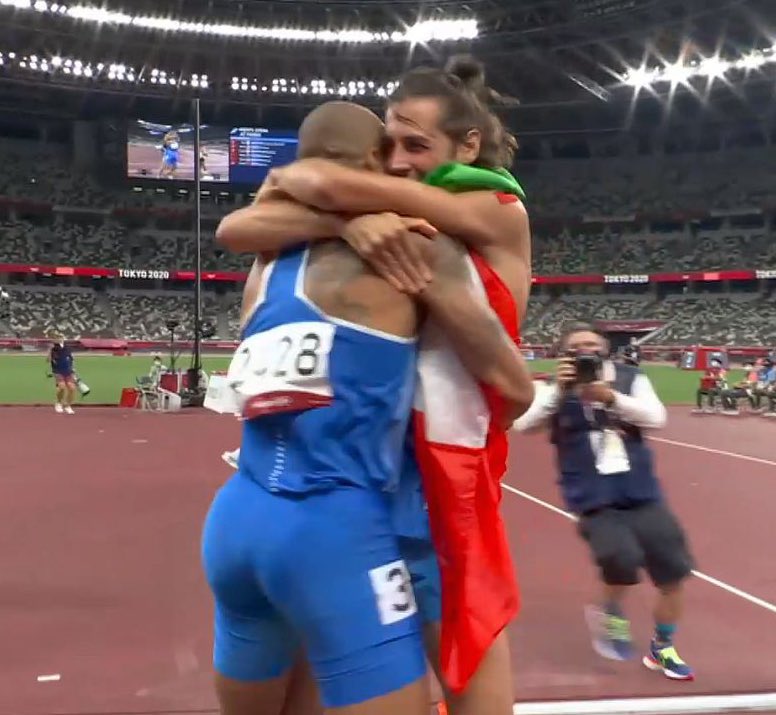 StorieASpicchi's tweet photo. Un abbraccio che sa di storia.
In 10 minuti abbiamo scritto una pagina memorabile delle Olimpiadi e dello sport azzurro.

Gianmarco e Marcell: da oggi essere italiani è ancora più bello.

#tamberi #jacobs https://t.co/zUBOfweLBs