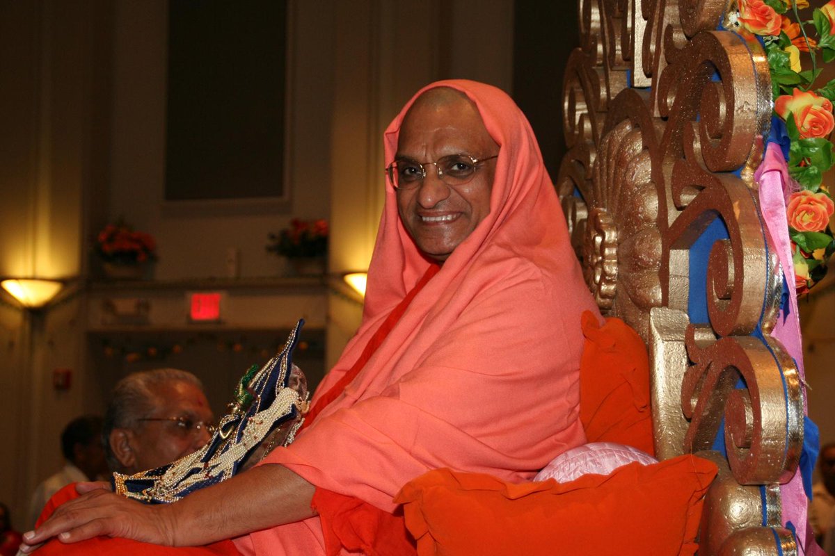 SGadiNewJersey's tweet photo. Our Bapa’s Divine Smile Memories of Patotsav 2005 Celebrating the #20thAnniversary of #SecaucusTemple https://t.co/cC2CjG4lGd
