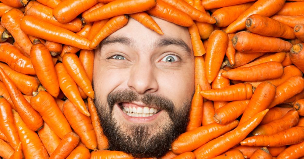 Ем морковь на ночь. Морковь. Человек ест морковку. Много моркови. Смешная морковь.