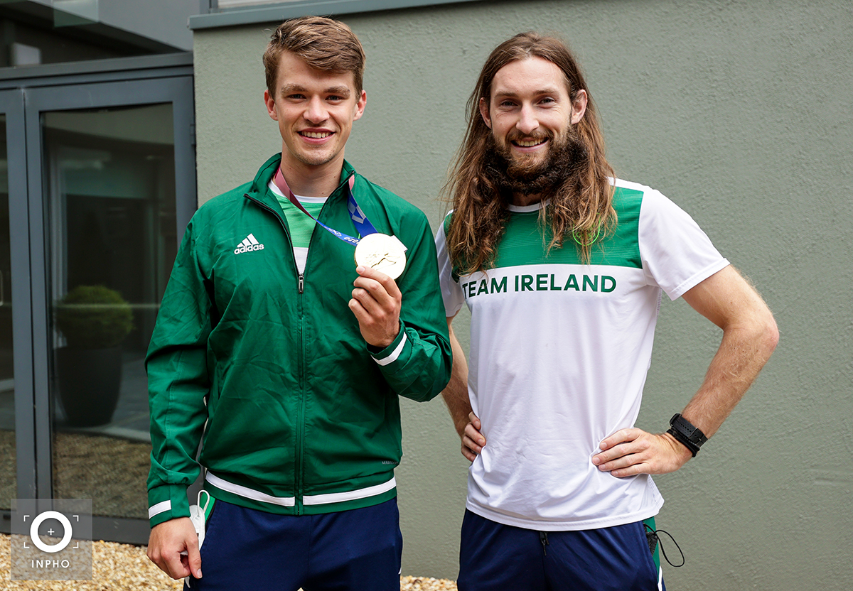 Inphosports's tweet image. "Back on home soil!🏅💚" 
@TeamIreland's Rowers @emily_hegartyy, @fionamurty, @EimearLambo and @aifricsk with Fintan McCarthy and @PaulO_Donovan return home with their #Olympics medals from #Tokyo2020 !!! 

📸 @LaszloGeczo 🇮🇪 @RowingIreland #wearerowingireland #TeamIreland