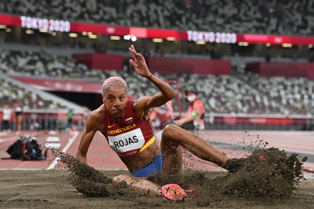 #ULTIMOMINUTO
🥇Eres Grande Yulimar‼️
Nuestra Primera Presea de Oro, gracias Yulimar Rojas <a href="/TeamRojas45/">Yulimar Rojas</a>. Rompiendo récord mundial en el Triple Salto Olímpico, magnánima Atleta Venezolana, grandiosa representación del País 🇻🇪 en los #JuegosOlimpicos #Tokyo2020
¡Arriba Venezuela!