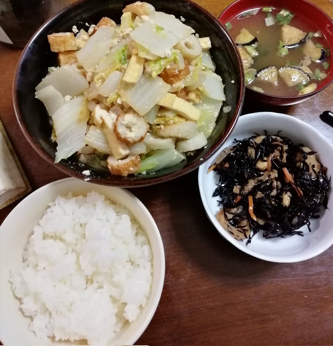 やはり立ち食いそばでは量が足らなかったようで早めの晩御飯。我流おけんちゃにヒジキ。さぁネームのラストスパート。 