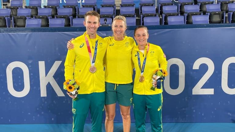 Your <a href="/TennisAustralia/">TennisAustralia</a> Mixed Doubles Olympic #bronze medallists <a href="/johnwpeers/">John Peers</a> and <a href="/ashbarty/">Ash Barty</a>, with <a href="/AliciaMolik/">Alicia Molik</a>, the last Aussie to win a tennis medal in 2004.

#TokyoTogether #Tennis #Tokyo2020