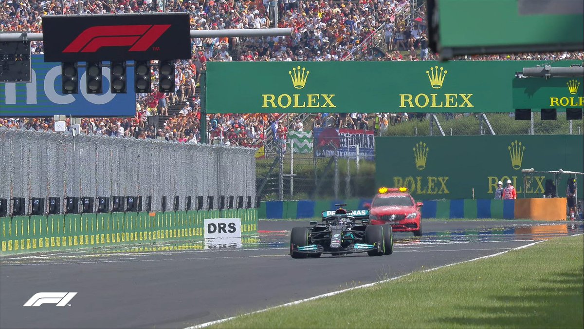 TheRodri2's tweet photo. Hamilton después de que Bottas se lleve a todo el mundo por delante luchando contra sí mismo para ganar el mundial https://t.co/Skd49gwlf5