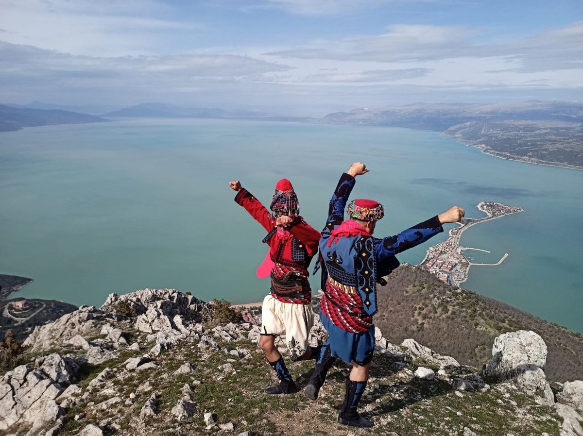 Ege'nin, Akdeniz'in çocuklarıyız. Dedelerimiz daha yüz sene önce bu dağlarda EFELİK ettiler.

Bu topraklar bizim hamurumuz. Bu topraklar bizim için lüks otel, smuti, blush içip döndüğümüz yerler değil.

Dağ armudu, keçi çanı, çobanaldatan. 

Yanmasını/yakılmasını izleyemeyiz!