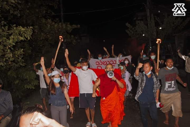 m_krl1's tweet photo. In #Mandalay, Coalition Strike marched against the military dictatorship on the night of Aug1 despite Junta's oppressions, tight security and rain.

Nothing can stop our revolutionary spirit.

SIGN THE PETITION FOR NUG

#Aug1Coup
#WhatsHappeningInMyanmar https://t.co/Wb90drgpng