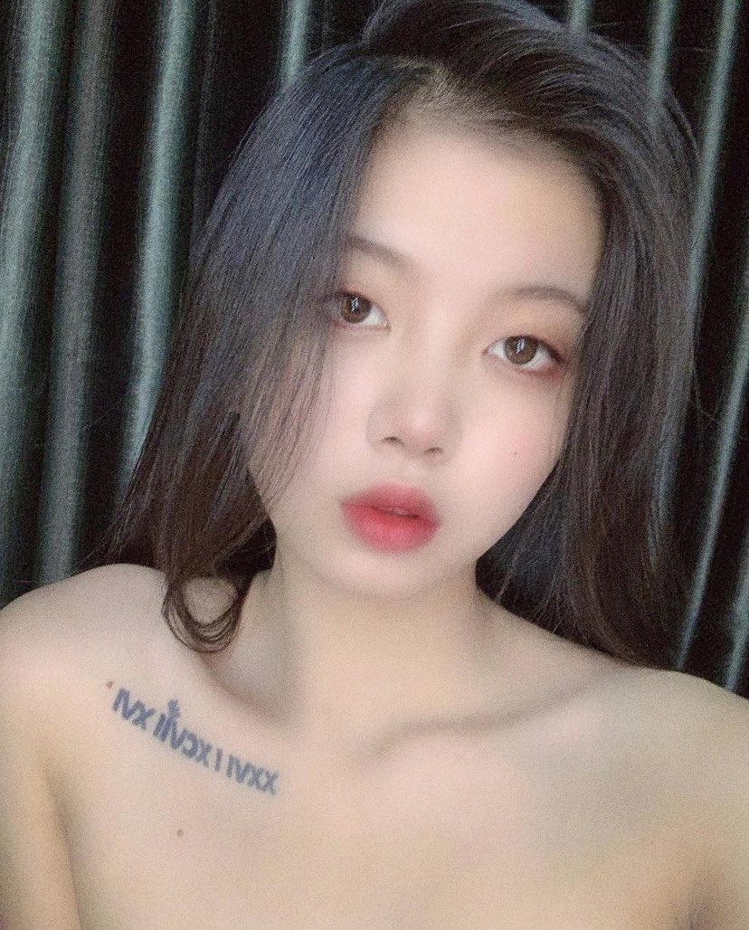 已经连续48小时没有穿衣服了🙈，都快习惯了光着身子的感觉了😂，唯一的缺点就是不敢订外卖了😂。总不能光着屁股出去按电梯啊😂 ，太羞啦🙈 #反差婊 #骚货 #母狗 #露出 https://t.co/ZLSeOgcGQ7