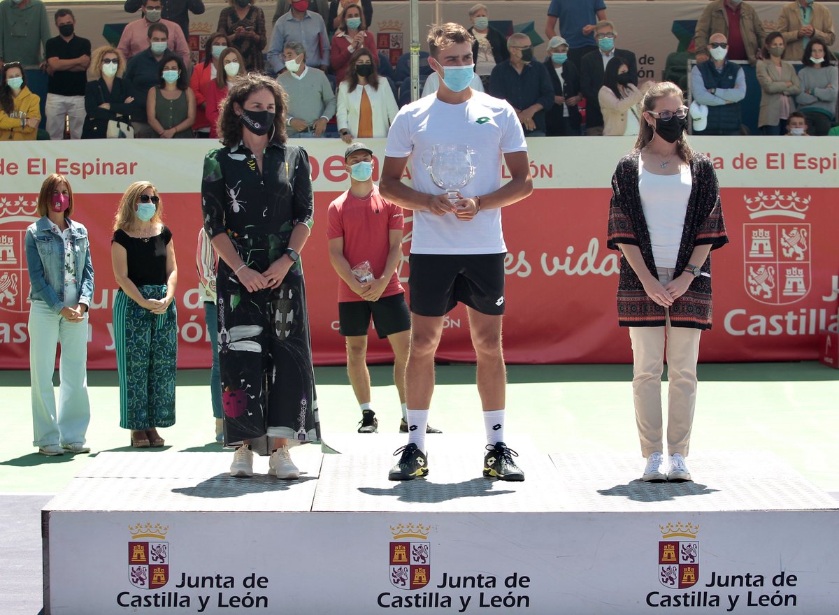 Benjamin Bonzi en el Podio con <a href="/viviruano/">virginia ruano</a> , directora del Torneo y Maria Perrino, directora general de Deportes de la Junta de Castilla y León

<a href="/Deportesjcyl/">Deporte Castilla y León</a> 
<a href="/Ayto_ElEspinar/">Ayto El Espinar</a> 
<a href="/ATPChallenger/">ATP Challenger Tour</a> 
<a href="/DipuSG/">Diputación de Segovia</a>