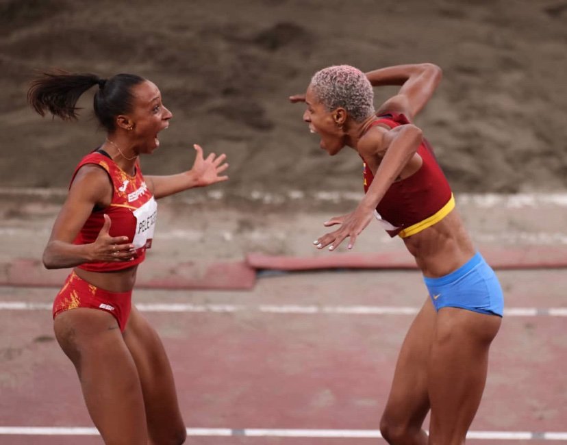 ConsEspCaracas's tweet photo. ¡Qué gran imagen!👇Yulimar Rojas y Ana Peleteiro: 

➡️Una venezolana🇻🇪 y la otra española🇪🇦
➡️Oro🥇y bronce🥉 olímpico en triple salto
➡️Amigas y compañeras de entrenamiento en Guadalajara🇪🇦

Y sobre todo, ¡dos enormes atletas! #ElDeporteNosUne https://t.co/9kNSTV5mdo