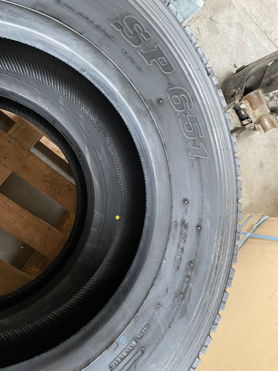 sige1995119's tweet photo. 大型トラックのタイヤ欲しい方居ないですか？知り合いがサイズ間違って買ってしまったみたいなので欲しい方居たらDMにて連絡下さい！
11R22.5 16PR ダンロップタイヤです！
#大型トラック #タイヤ
 #ダンロップ  #拡散希望RT協力お願い致します https://t.co/qfGvbbj7W8