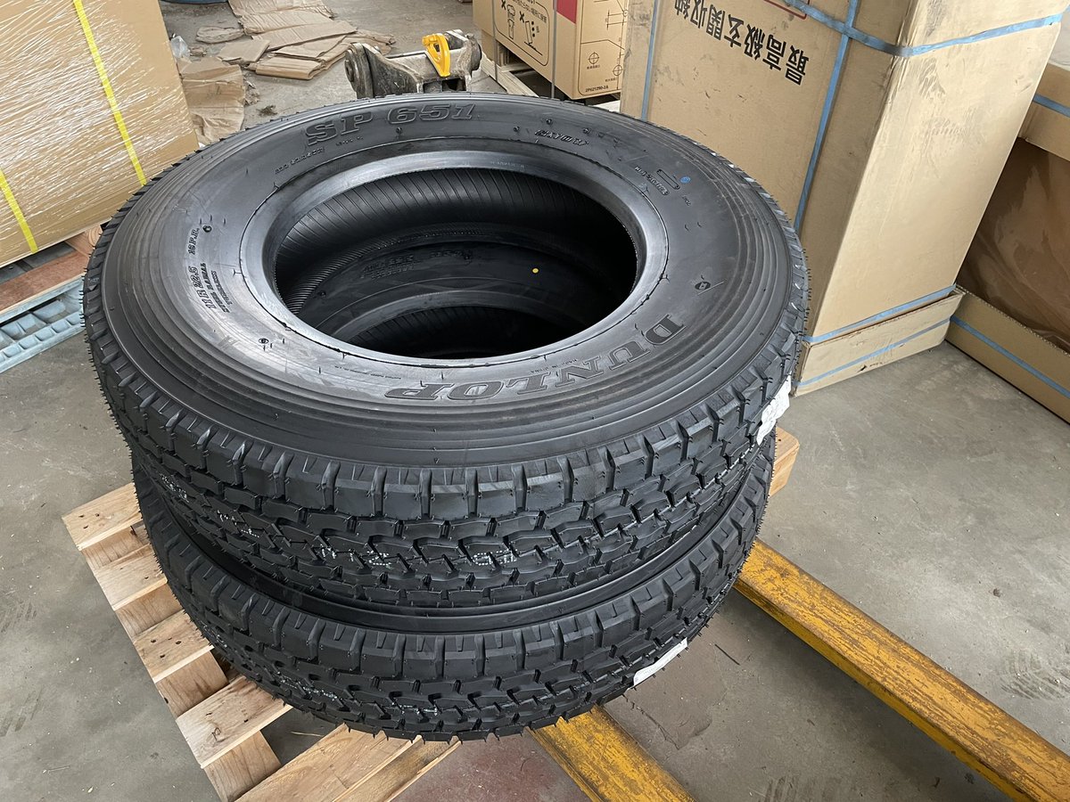 sige1995119's tweet photo. 大型トラックのタイヤ欲しい方居ないですか？知り合いがサイズ間違って買ってしまったみたいなので欲しい方居たらDMにて連絡下さい！
11R22.5 16PR ダンロップタイヤです！
#大型トラック #タイヤ
 #ダンロップ  #拡散希望RT協力お願い致します https://t.co/qfGvbbj7W8