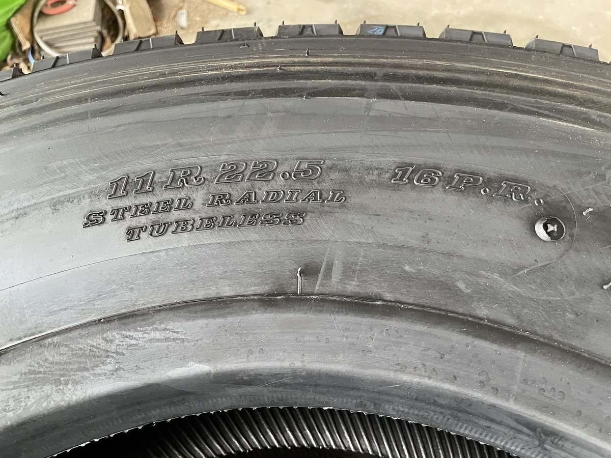 sige1995119's tweet photo. 大型トラックのタイヤ欲しい方居ないですか？知り合いがサイズ間違って買ってしまったみたいなので欲しい方居たらDMにて連絡下さい！
11R22.5 16PR ダンロップタイヤです！
#大型トラック #タイヤ
 #ダンロップ  #拡散希望RT協力お願い致します https://t.co/qfGvbbj7W8