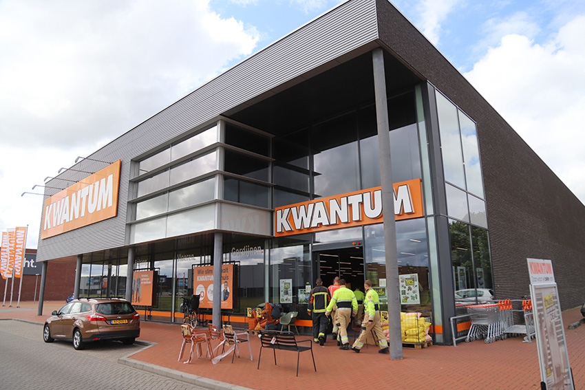 Brandweer bevrijdt twee personen uit lift van de Kwantum