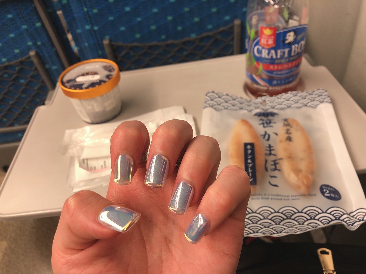 あづみ 今日のネイルはギミラミに寄せてギャルっぽいのにしました ﾇﾝ 日中いっぱい歩いたから新幹線の車内販売のダークホースであるアイスいただきました 蒼井翔太ee 蒼井翔太ギミラミ