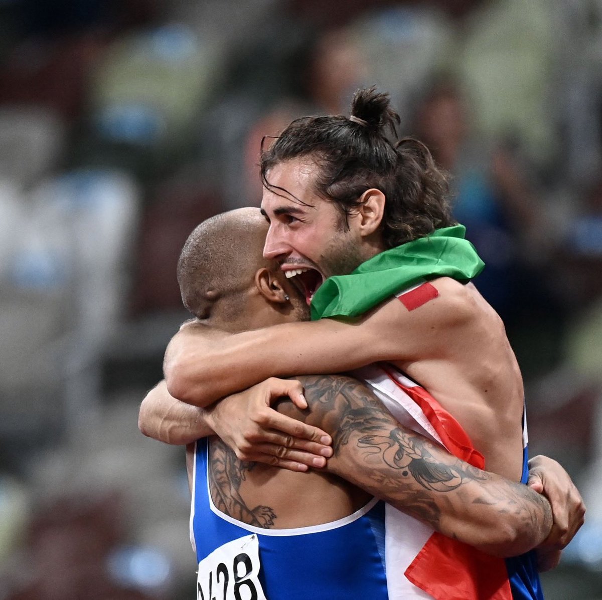Un abbraccio a metà strada tra il mito e la storia. Complimenti ragazzi🥇!

#Tokyo2020 #Olympics  #ItaliaTeam