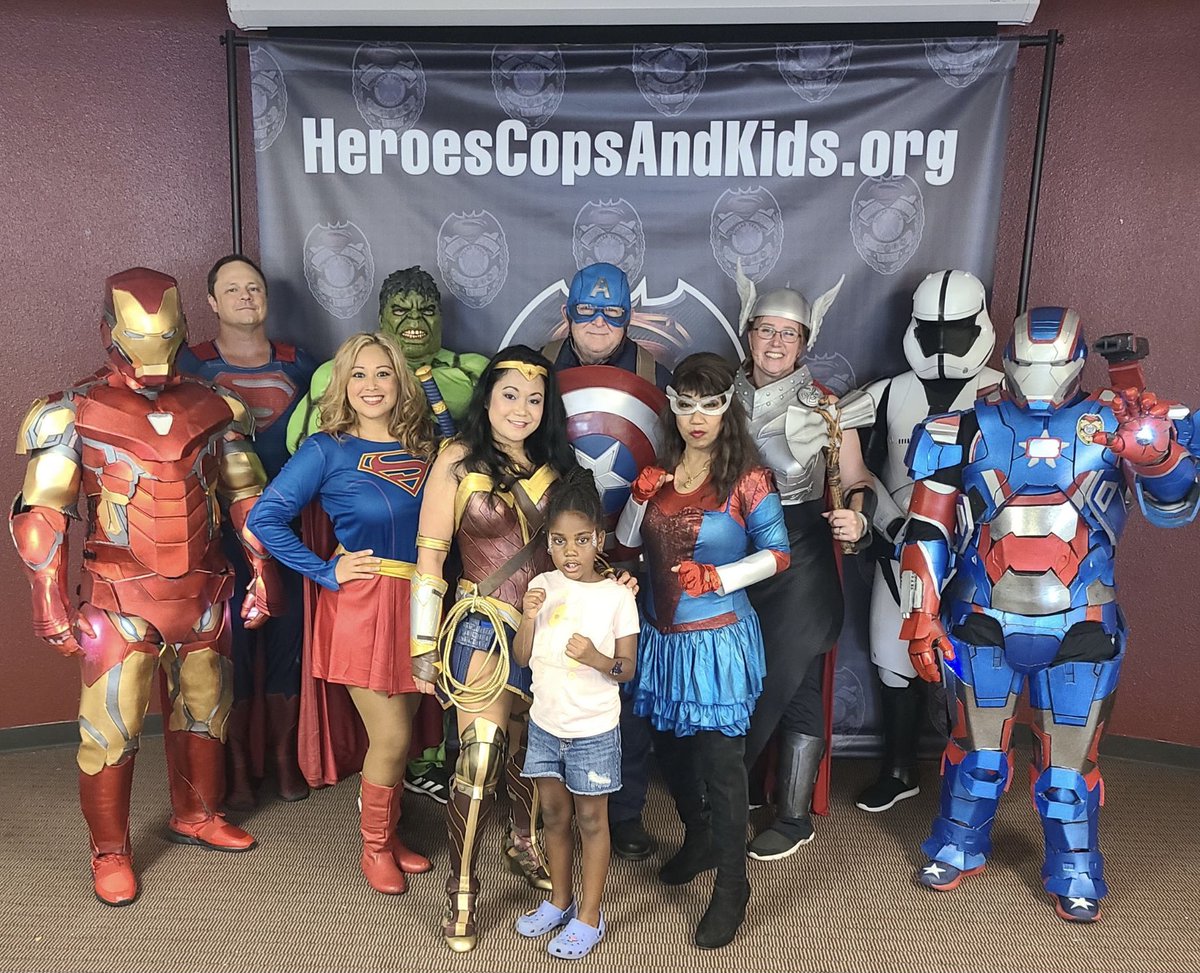 DallasJrPolice's tweet photo. How cool is this? #HeroesCopsAndKids Another hero in the making🤗  #GameChangersGrownHere @DallasPAL @YouShineNow @DPDCA @ExplorersDallas @DPDVolunteers @bdwilsondpd @DPDJubileePark @DPDMunoz @WJWest233 @DPDSalas https://t.co/B7SN6zVsBY