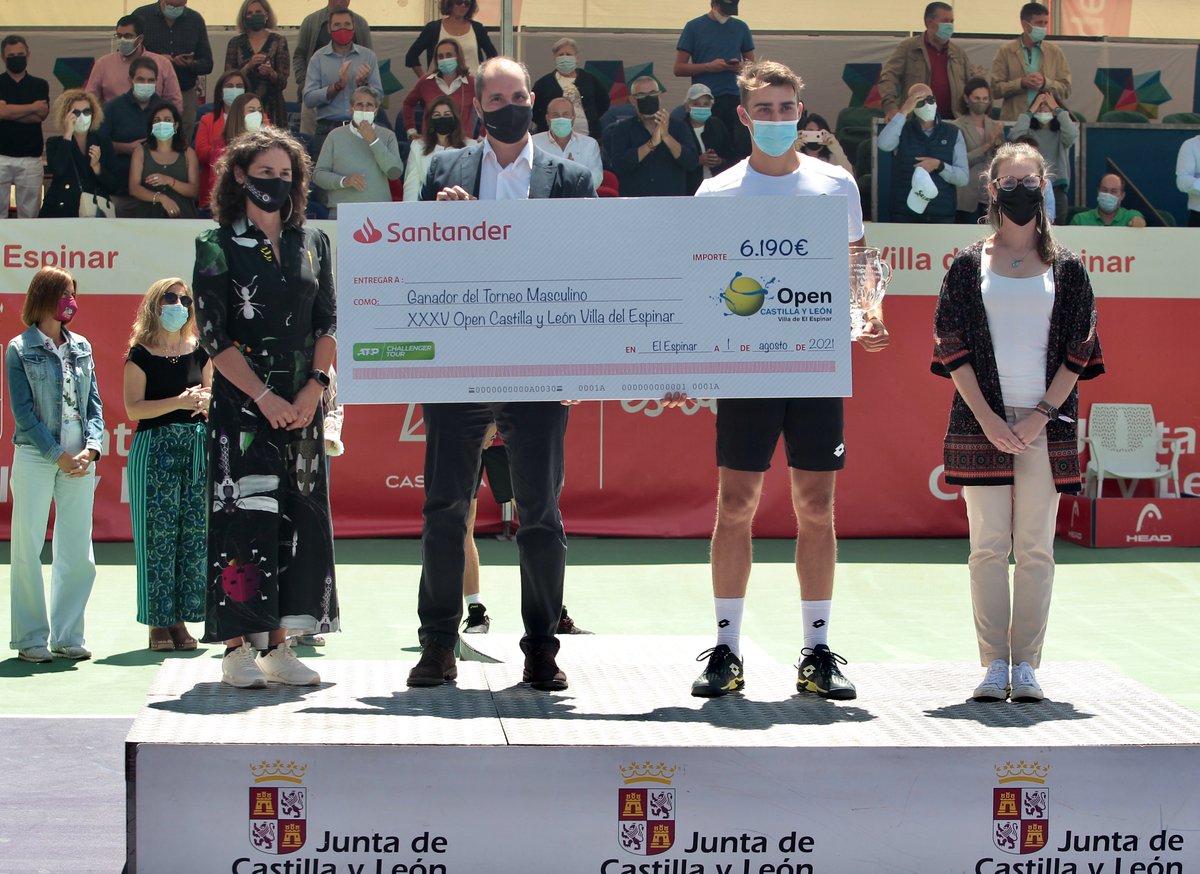 Benjamin Bonzi recibe el cheque con el prize money para el ganador del 35 Open Castilla y León Villa de El Espinar de manos de Jesús Martín, director comercial del <a href="/bancosantander/">Santander</a> en Castilla y León
